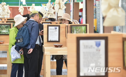 【안동=뉴시스】류상현 기자 = 지난 5월 대구 중구 남성로 약전골목에서 열린 제41회 대구약령시 한방문화축제에서 시민들이 다양한 한약재를 살펴보고 있다. 대구시와 경북도는 한방관련 클라우드를 구축한다. 2018.08.09. (사진=뉴시스 DB) photo@newsis.com 