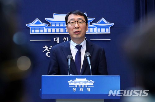 【서울=뉴시스】전신 기자 = 윤영찬 국민소통수석이 3일 청와대 춘추관에서 문재인 대통령 취임 1주년 관련 브리핑을 하고 있다. 2018.05.03.&nbsp; photo1006@newsis.com