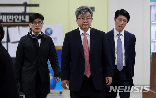 【서울=뉴시스】고범준 기자 = 이명박 전 대통령의 1차 공판준비기일이 열린 지난 3일 오후 서울 서초구 서울중앙지방법원에서 이 전 대통령 변호인단 강훈(가운데), 피영현 변호사가 법정으로 향하고 있다. 2018.05.03. bjko@newsis.com