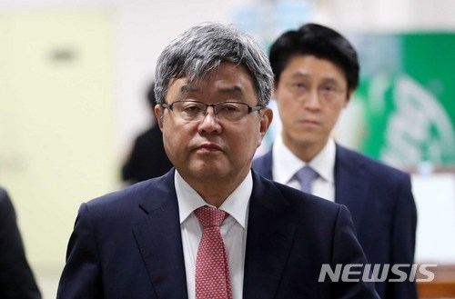 【서울=뉴시스】고범준 기자 = 이명박 전 대통령 변호인단 강훈·피영현 변호사가 지난 3일 이 전 대통령의 1차 공판준비기일에 출석하기 위해 법정으로 향하고 있다. 2018.05.03. bjko@newsis.com