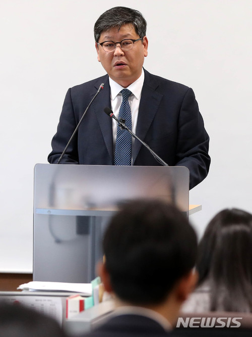 【서울=뉴시스】 추상철 기자 = 이용구 법무부 법무실장이 지난 5월3일 오후 서울 서초구 서울고검 브리핑룸에서 검찰과거사위원회 조사대상 사건 선정과 관련한 발표를 하고 있다. 2018.05.03. scchoo@newsis.com