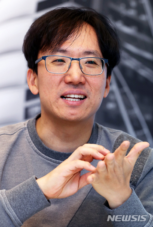 【서울=뉴시스】임태훈 기자 = 이형주 컴투스 게임사업본부장이 지난 달 18일 오후 서울 금천구 컴투스 본사에서 뉴시스와 인터뷰를 하고 있다. 2018.05.03. taehoonlim@newsis.com