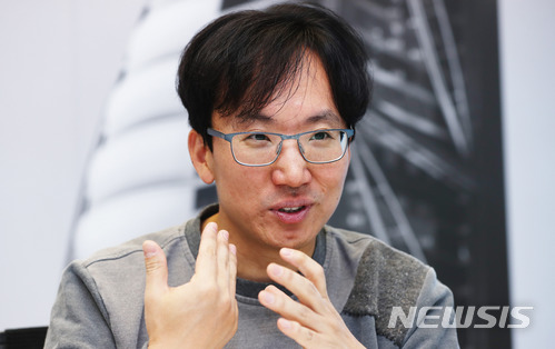 【서울=뉴시스】임태훈 기자 = 이형주 컴투스 게임사업본부장이 지난 달 18일 오후 서울 금천구 컴투스 본사에서 뉴시스와 인터뷰를 하고 있다. 2018.05.03. taehoonlim@newsis.com