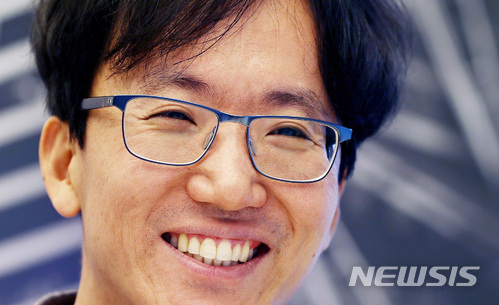 【서울=뉴시스】임태훈 기자 = 이형주 컴투스 게임사업본부장이 지난 달 18일 오후 서울 금천구 컴투스 본사에서 뉴시스와 인터뷰를 하고 있다. 2018.05.03. taehoonlim@newsis.com