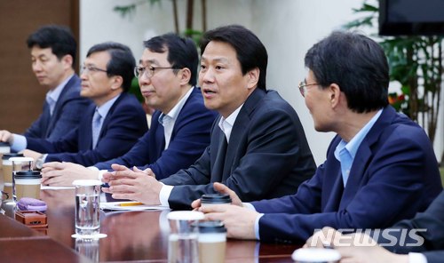 【서울=뉴시스】전신 기자 = 임종석 비서실장이 3일 청와대 여민관에서 열린 판문점선언 이행 추진위원회 제1차 회의를 주재하고 있다. 2018.05.03. photo1006@newsis.com