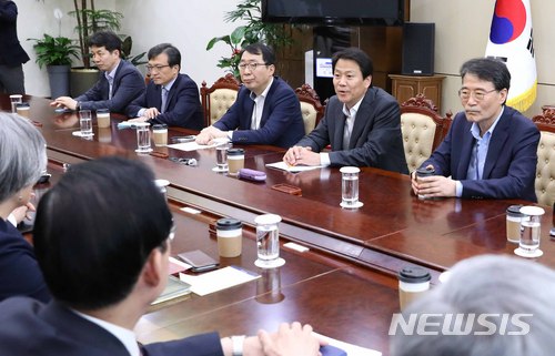 【서울=뉴시스】전신 기자 = 임종석 비서실장이 3일 청와대 여민관에서 열린 판문점선언 이행 추진위원회 제1차 회의를 주재하고 있다. 2018.05.03. photo1006@newsis.com