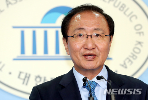 【서울=뉴시스】박영태 기자 = 3일 오후 서울 영등포구 여의도 국회 정론관에서 노회찬 평화와정의 모임 원내대표가 국회 정상화를 위한 원내교섭단체 대표 회동 촉구 기자회견을 하고 있다. 2018.05.03.since1999@newsis.com