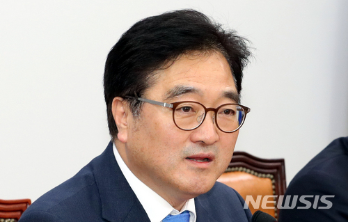 【서울=뉴시스】이종철 기자 = 더불어민주당 우원식 원내대표가 3일 오후 서울 여의도 국회에서 자유한국당 김성태 원내대표를 만난뒤 기자간담회를 하고 있다. 2018.05.03.&nbsp; jc4321@newsis.com