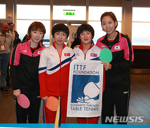 【서울=뉴시스】3일(한국시간) 스웨덴 틸뢰산드 호텔에서 ITTF재단 창립 기념회에 참석한 남북 탁구 대표팀 서효원(왼쪽부터), 김남해, 최현화, 양하은 선수가 기념촬영을 하고 있다. 2018.05.03. (사진=대한탁구협회 제공)&nbsp; photo@newsis.com