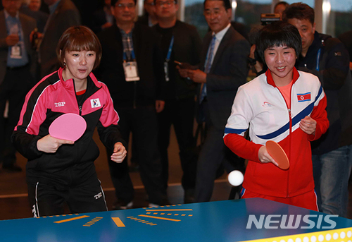 【서울=뉴시스】3일(한국시간) 스웨덴 틸뢰산드 호텔에서 ITTF재단 창립 기념회에 참석한 남북 탁구 대표팀 서효원(왼쪽), 김남해 선수가 한 팀을 이뤄 이벤트 경기를 하고 있다. 2018.05.03. (사진=대한탁구협회 제공) photo@newsis.com