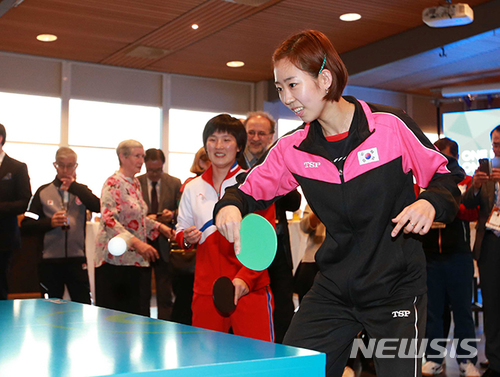 【서울=뉴시스】3일(한국시간) 스웨덴 틸뢰산드 호텔에서 ITTF재단 창립 기념회에 참석한 남북 탁구 대표팀 양하은(오른쪽), 최현화 선수가 한 팀을 이뤄 이벤트 경기를 하고 있다. 2018.05.03. (사진=대한탁구협회 제공)&nbsp; photo@newsis.com