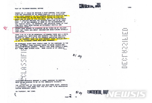 【광주=뉴시스】신대희 기자 = 광주지검 형사1부(부장검사 이정현)는 회고록을 통해 5·18 당시 계엄군의 헬기 기총소사 사실을 증언한 고 조비오 신부를 비난한 혐의(사자명예훼손)로 3일 전두환 씨를 불구속 기소했다. 사진은 검찰이 헬기사격 근거 중 하나로 본 '주한 미국대사관이 미국 국무부장관에게 보낸 헬기사격 관련 전문' 중 일부. 이 문서에는 '군중들은 해산하지 않으면 헬기 공격을 받을 거라는 경고를 받았고 실제로 총이 발사됐을 때 엄청난 분노가 일어났다'고 적혀있다. 2018.05.03. (사진 = 5·18 민주화운동 기록관 제공) photo@newsis.com