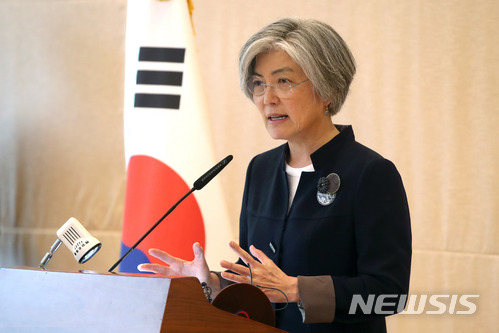 【서울=뉴시스】김선웅 기자 = 강경화 외교부장관이 3일 오후 서울 용산구 외교부장관 공관에서 열린 주한외교사절단 초청 리셉션에서 인사말을 하고 있다. 2018.05.03.&nbsp; mangusta@newsis.com