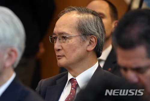 【서울=뉴시스】김선웅 기자 = 나가미네 야스마사 주한 일본대사가 3일 오후 서울 용산구 외교부장관 공관에서 열린 주한외교사절단 초청 리셉션에서 강경화 장관의 인사말을 듣고 있다. 2018.05.03. mangusta@newsis.com