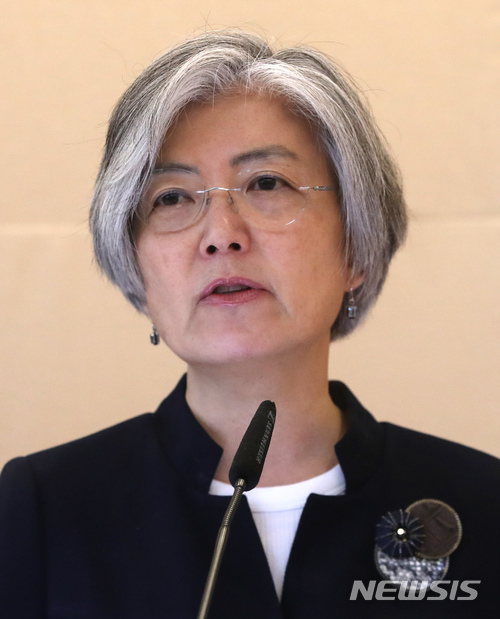 【서울=뉴시스】김선웅 기자 = 강경화 외교부장관이 3일 오후 서울 용산구 외교부장관 공관에서 열린 주한외교사절단 초청 리셉션에서 인사말을 하고 있다. 2018.05.03. mangusta@newsis.com