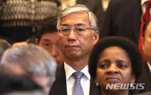 【서울=뉴시스】김선웅 기자 = 추궈홍 주한 중국대사가 3일 오후 서울 용산구 외교부장관 공관에서 열린 주한외교사절단 초청 리셉션에서 강경화 장관의 인사말을 듣고 있다. 2018.05.03. mangusta@newsis.com