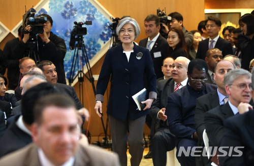 【서울=뉴시스】김선웅 기자 = 강경화 외교부장관이 3일 오후 서울 용산구 외교부장관 공관에서 열린 주한외교사절단 초청 리셉션에서 입장하고 있다. 2018.05.03.&nbsp; mangusta@newsis.com