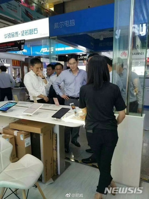 샤오미 매장 찾은 이재용 부회장…中 재공략 전략 모색