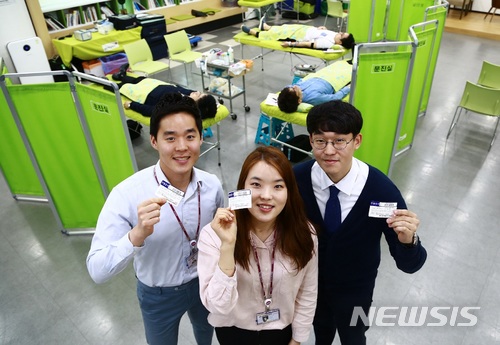 【부산=뉴시스】 제갈수만 기자 = 지난해 창립 76주년을 맞아 헌혈봉사에 나선 직원들의 모습. 2018.05.04. (사진=넥센타이어 제공) photo@newsis.com