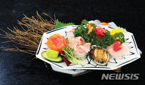 【서울=뉴시스】리버사이드 호텔 '더 가든 키친'의 '모둠 사시미 플레이트'. 