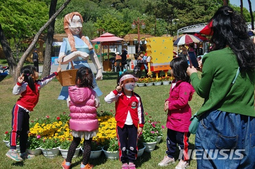 【익산=뉴시스】강명수 기자 = '익산서동축제2018'이 4일 전북 익산시 금마서동공원에서 개막됐다. 축제장을 찾은 어린이들이 조형물과 함께 사진을 촬영하며 즐거운 시간을 보내고 있다. 2018.05.04. smister@newsis.com