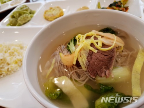 【서울=뉴시스】 장윤희 기자 = 4일 청와대 구내식당 점심 메뉴로 선보인 '평양냉면'. 2018 남북정상회담 환영만찬에서 평양 옥류관 냉면이 화제를 모은 것을 기념해 이날 특식으로 나왔다. 2018.05.04. ego@newsis.com 