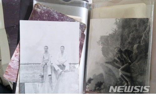 【서울=뉴시스】심동준 기자 = 전후 납북자 이민교(60)씨의 어머니인 김태옥(87) 할머니가 3일 경기 안양 자택에서 뉴시스와 인터뷰를 하면서 공개한 이씨의 피랍전 사진. 2018.05.04 s.won@newsis.com