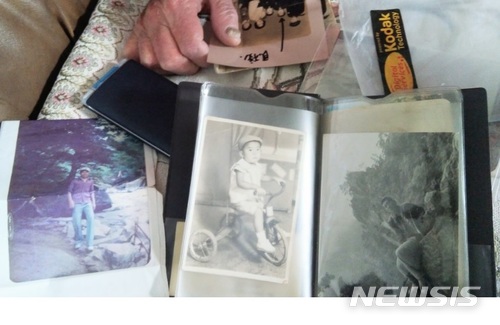 【서울=뉴시스】심동준 기자 = 전후 납북자 이민교(60)씨의 어머니인 김태옥(87) 할머니가 3일 경기 안양 자택에서 뉴시스와 인터뷰를 하면서 공개한 이씨의 피랍전 사진. 2018.05.04 s.won@newsis.com