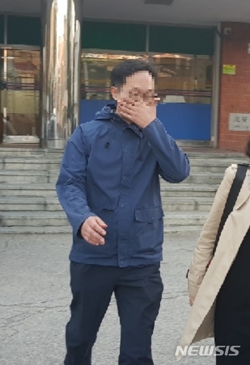 【서울=뉴시스】채윤태 기자 = 4일 오후 서울 중랑구 지능범죄수사대에서 김경수 더불어민주당 의원의 전 보좌관 한모(49)씨와 대질조사를 마치고 나오는 드루킹 김모(49·구속기소) 측 김모(49·필명 성원)씨. 2018.05.04. chaideseul@newsis.com
