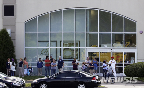 【내슈빌( 미 테네시주) = AP/뉴시스】미 테네시주 내슈빌의 대형쇼핑몰 오프리 밀스몰 앞에서 5월 3일 말다툼 끝에 총격사건이 일어난 후 대피했던 사람들 일부가 바깥에서 대기하고 있다.&nbsp;&nbsp;&nbsp;&nbsp; 