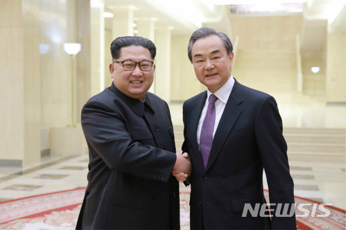 【서울=뉴시스】 북한 노동신문은 지난 3일 김정은 노동당 위원장이 왕이 중국 국무위원 겸 외교부장을 접견했다고 4일 보도했다. 2018.05.04. (출처=노동신문) photo@newsis.com