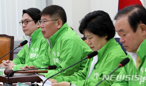 【서울=뉴시스】홍효식 기자 = (왼쪽부터) 민주평화당 정호준 서울시당 선대위원장, 김경진 선대위원장, 조배숙 대표, 장병완 원내대표. 2018.05.04. yesphoto@newsis.com