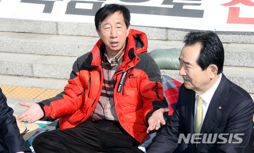 【서울=뉴시스】박영태 기자 = 정세균 국회의장이 4일 오전 서울 영등포구 여의도 국회 본청 계단 앞에서 드루킹 특검을 주장하며 단식 농성중인 김성태 자유한국당 원내대표를 찾아가 이야기를 나누고 있다. 2018.05.04.since1999@newsis.com