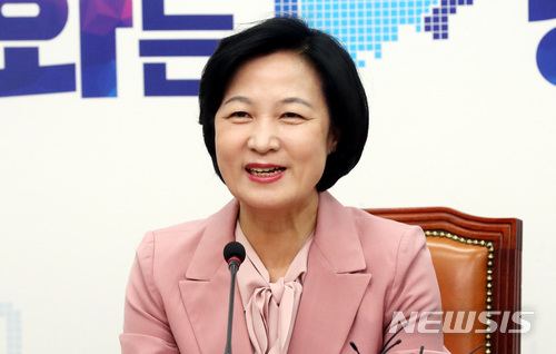 【서울=뉴시스】박영태 기자 = 추미애 더불어민주당 대표가 4일 오전 서울 영등포구 여의도 국회에서 진행된 최고위원회의에서 모두발언을 하며 밝게 웃고 있다. 2018.05.04.since1999@newsis.com