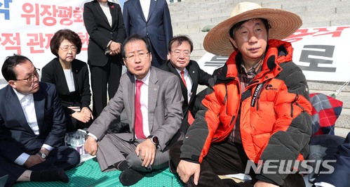 【서울=뉴시스】홍효식 기자 = 자유한국당 홍준표 대표가 4일 오전 서울 여의도 국회 본청 앞에서 드루킹 특검 도입을 요구하며 무기한 노숙·단식 투쟁 중인 김성태(오른쪽) 원내대표를 방문해 발언하고 있다. 2018.05.04. yesphoto@newsis.com