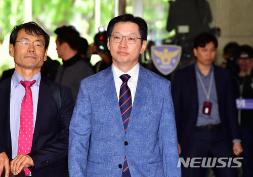 【서울=뉴시스】추상철 기자 = 더불어민주당 김경수 의원이 '드루킹' 김모씨의 네이버 댓글 여론조작 사건과 관련해 4일 오전 서울 내자동 서울지방경찰청에 출석하고 있다. 2018.05.04.&nbsp; photo@newsis.com