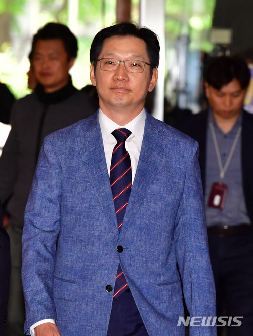 【서울=뉴시스】추상철 기자 = 더불어민주당 김경수 의원이 '드루킹' 김모씨의 네이버 댓글 여론조작 사건과 관련해 4일 오전 서울 내자동 서울지방경찰청에 출석하고 있다. 2018.05.04.&nbsp; photo@newsis.com 