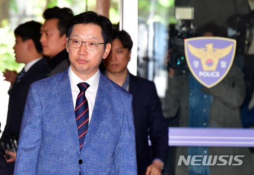 【서울=뉴시스】추상철 기자 = 더불어민주당 김경수 의원이 '드루킹' 김모씨의 네이버 댓글 여론조작 사건과 관련해 4일 오전 서울 내자동 서울지방경찰청에 출석하고 있다. 2018.05.04.&nbsp; photo@newsis.com