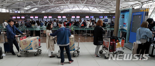 【인천공항=뉴시스】홍찬선 기자 = 본격적인 어린이날 연휴(5월5일~7일)가 시작된 4일 오전 인천공항 제1여객터미널 출국장에서 짧은연휴를 해외에서 보내려는 인파들로 북적이고 있다. 2018.05.04. mania@newsis.com