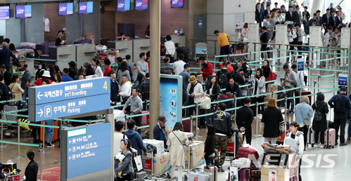 【인천공항=뉴시스】홍찬선 기자 = 본격적인 어린이날 연휴(5월5일~7일)가 시작된 4일 오전 인천공항 제1여객터미널 출국장에서 짧은연휴를 해외에서 보내려는 인파들로 북적이고 있다. 2018.05.04.&nbsp; mania@newsis.com