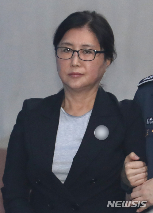 【서울=뉴시스】권현구 기자 = '국정농단' 최순실이 4일 오전 서울 서초구 서울고등법원에서 열린 '국정농단 사건' 항소심 5차공판에 출석하고 있다. 2018. 05.04. stoweon@newsis.com