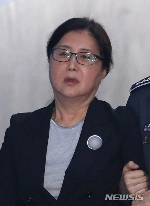 【서울=뉴시스】권현구 기자 = '국정농단' 최순실이 4일 오전 서울 서초구 서울고등법원에서 열린 '국정농단 사건' 항소심 5차공판에 출석하고 있다. 2018. 05.04.&nbsp; stoweon@newsis.com