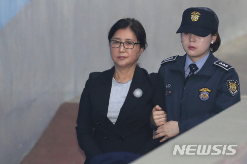 【서울=뉴시스】권현구 기자 = '국정농단' 최순실씨가 지난 4일 오전 서울 서초구 서울고등법원에서 열린 '국정농단 사건' 항소심 5차공판에 출석하고 있다. 2018. 05.04. stoweon@newsis.com