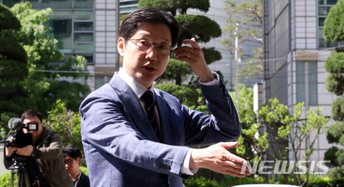 【서울=뉴시스】 추상철 기자 = 더불어민주당 김경수 국회의원이 4일 오전 서울 종로구 서울지방경찰청에서 '드루킹' 사건과 관련 참고인 신분으로 조사를 받기 위해 경찰에 출석하고 있다. 2018.05.04.&nbsp; scchoo@newsis.com