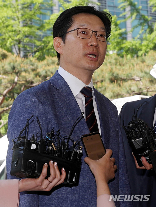 【서울=뉴시스】 추상철 기자 = 더불어민주당 김경수 국회의원이 4일 오전 서울 종로구 서울지방경찰청에서 '드루킹' 사건과 관련 참고인 신분으로 조사를 받기 위해 경찰에 출석하며 입장을 밝히고 있다. 2018.05.04.&nbsp; scchoo@newsis.com