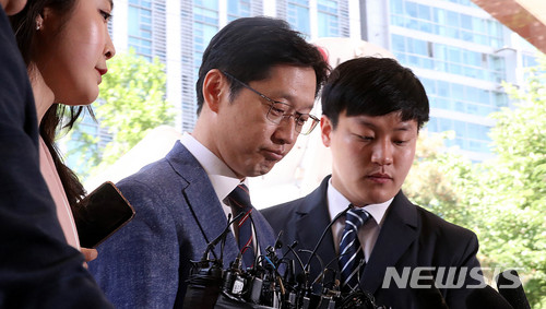 【서울=뉴시스】 추상철 기자 = 더불어민주당 김경수 국회의원이 4일 오전 서울 종로구 서울지방경찰청에서 '드루킹' 사건과 관련 참고인 신분으로 조사를 받기 위해 경찰에 출석하고 있다. 2018.05.04. scchoo@newsis.com