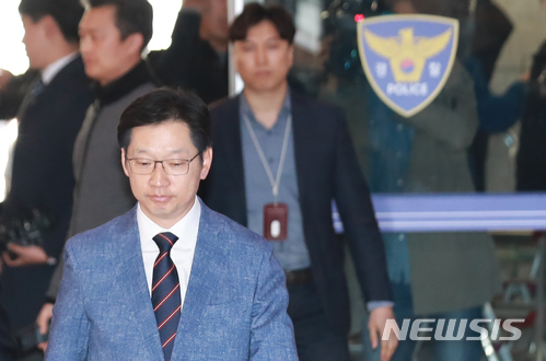 【서울=뉴시스】추상철 기자 = 더불어민주당 김경수 의원이 ‘드루킹’ 김모씨의 네이버 댓글 여론조작 사건과 관련해 4일 오전 서울 내자동 서울지방경찰청에 출석해 조사실로 향하고 있다. 2018.05.04. photo@newsis.com