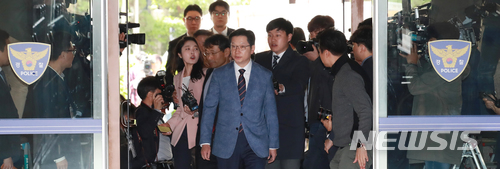 【서울=뉴시스】추상철 기자 = 더불어민주당 김경수 의원이 ‘드루킹’ 김모씨의 네이버 댓글 여론조작 사건과 관련해 4일 오전 서울 내자동 서울지방경찰청에 출석해 조사실로 향하고 있다. 2018.05.04.&nbsp; photo@newsis.com 