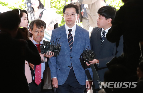【서울=뉴시스】추상철 기자 = 더불어민주당 김경수 의원이 ‘드루킹’ 김모씨의 네이버 댓글 여론조작 사건과 관련해 4일 오전 서울 내자동 서울지방경찰청에 출석해 조사실로 향하고 있다. 2018.05.04.&nbsp; photo@newsis.com 