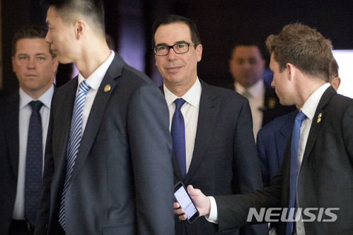 【베이징= AP/뉴시스】미국과 중국이 17~18일 워싱턴에서 2차 무역협상을 벌인다. 사진은 지난 4일 스티븐 므누신 재무장관( 가운데)이 베이징을 방문, 중국 무역 대표들과의 회의를 위해 호텔을 나서고 있는 모습. 2017.05.17 